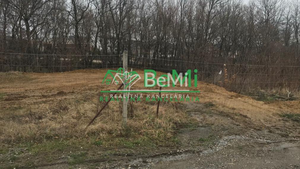 Pozemok Štitáre  (800 m2) ,v slepej uličke pod lesom ID 539-14-MIG