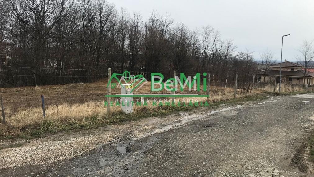 Pozemok Štitáre  (800 m2) ,v slepej uličke pod lesom ID 539-14-MIG