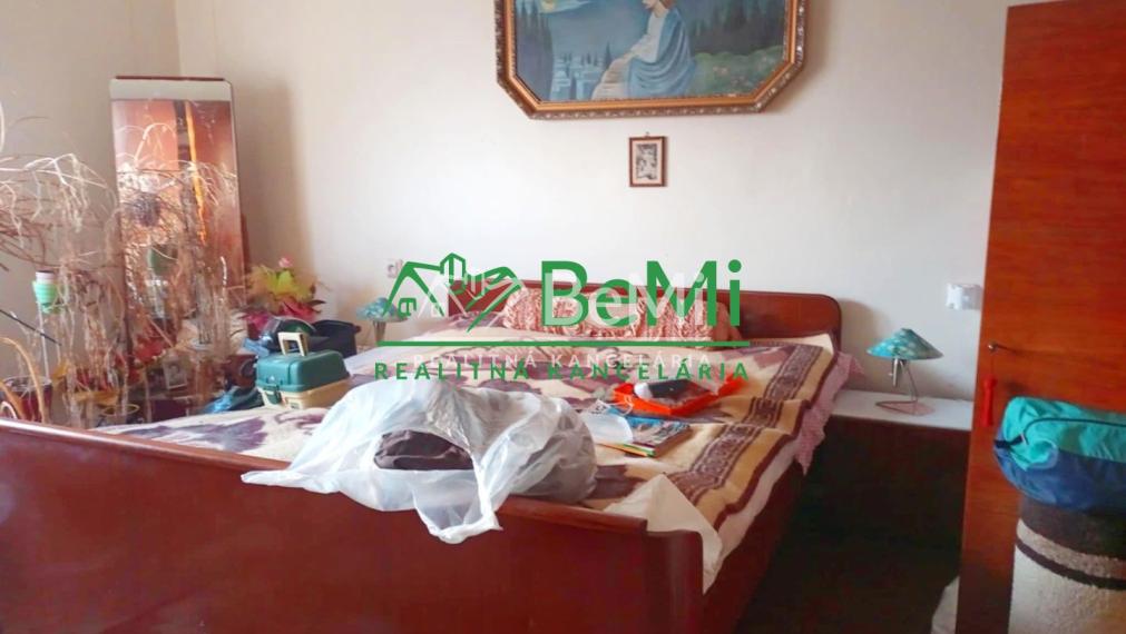 Predaj viacgeneračného rodinného domu - Dolné Semerovce  (044-12-HEKA)