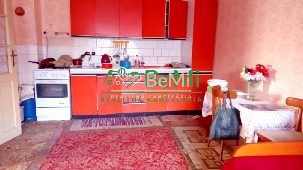 Predaj viacgeneračného rodinného domu - Dolné Semerovce  (044-12-HEKA)