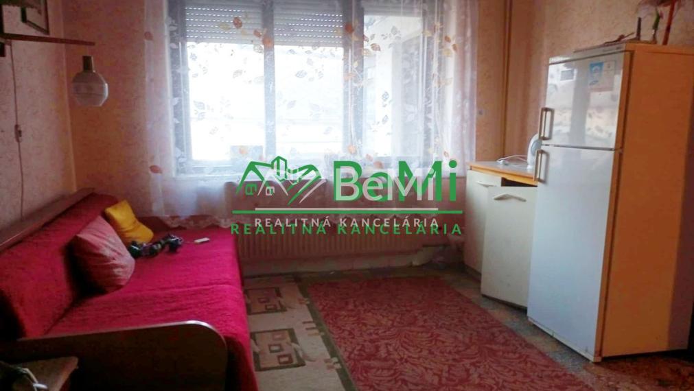 Predaj viacgeneračného rodinného domu - Dolné Semerovce  (044-12-HEKA)