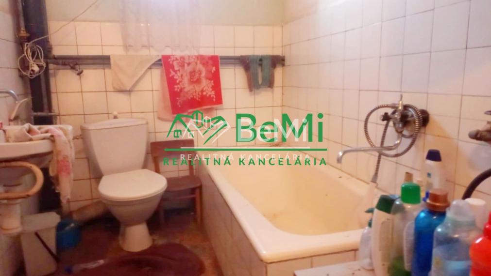 Predaj viacgeneračného rodinného domu - Dolné Semerovce  (044-12-HEKA)