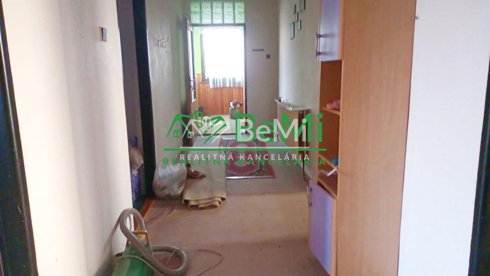 Predaj viacgeneračného rodinného domu - Dolné Semerovce  (044-12-HEKA)