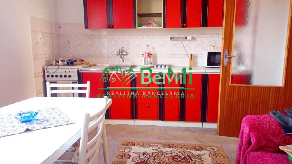 Predaj viacgeneračného rodinného domu - Dolné Semerovce  (044-12-HEKA)