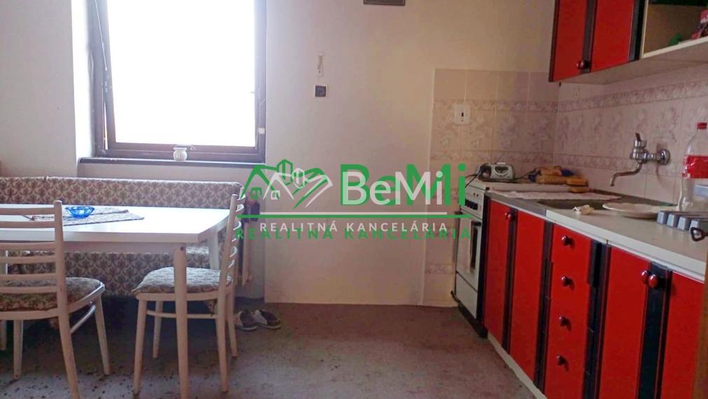 Predaj viacgeneračného rodinného domu - Dolné Semerovce  (044-12-HEKA)