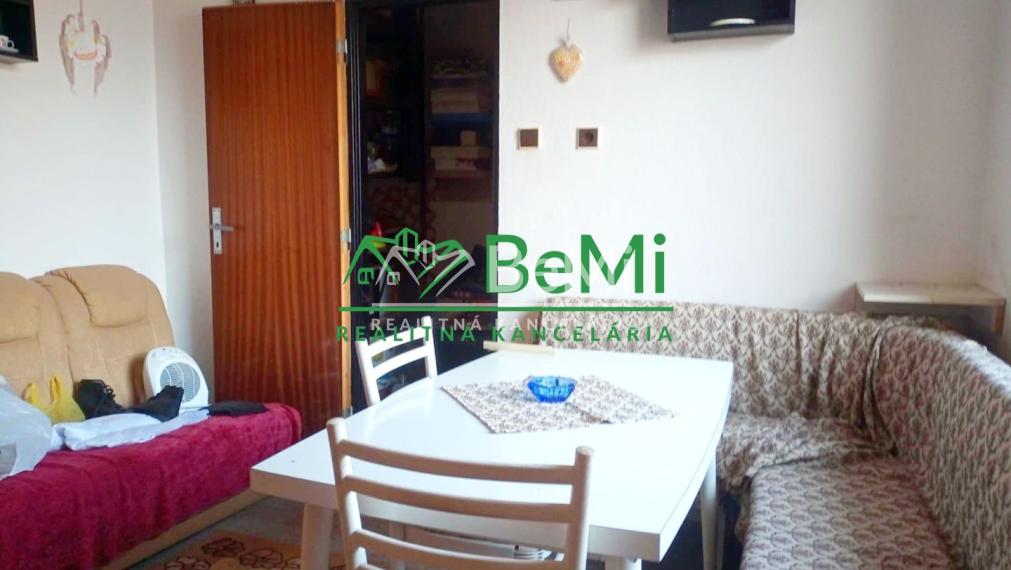 Predaj viacgeneračného rodinného domu - Dolné Semerovce  (044-12-HEKA)