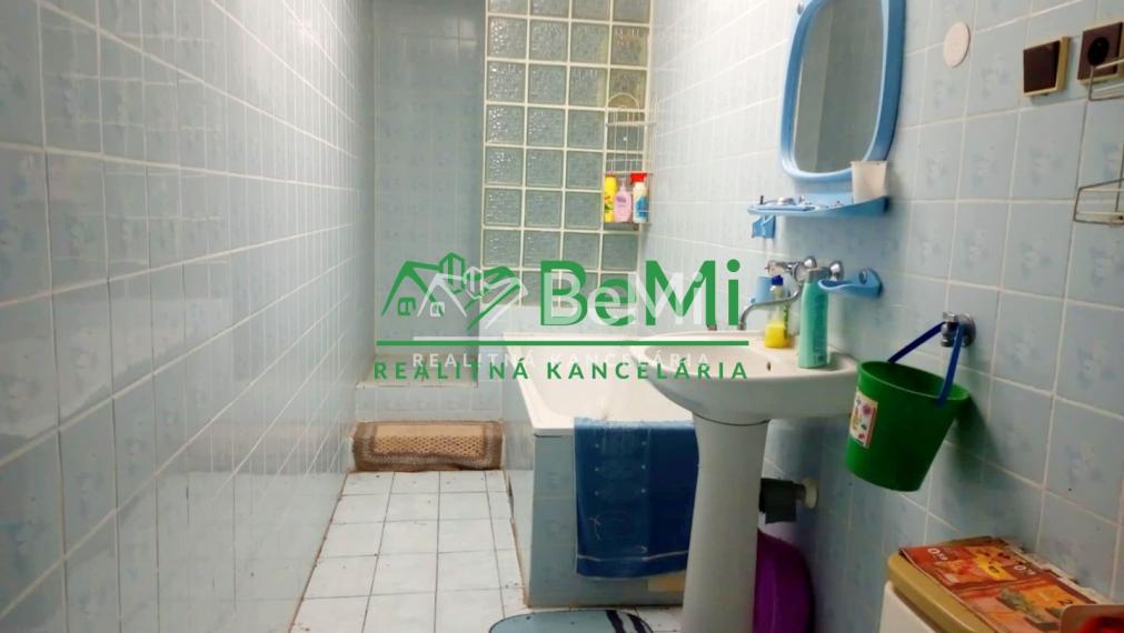 Predaj viacgeneračného rodinného domu - Dolné Semerovce  (044-12-HEKA)