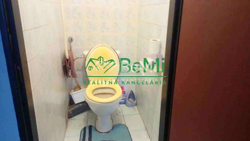 Predaj viacgeneračného rodinného domu - Dolné Semerovce  (044-12-HEKA)