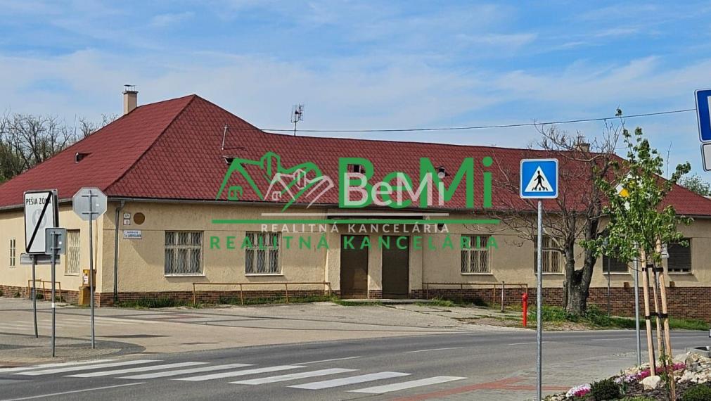 NR - RD - Mojmírovce, centrum obce, 2 bytové jednotky