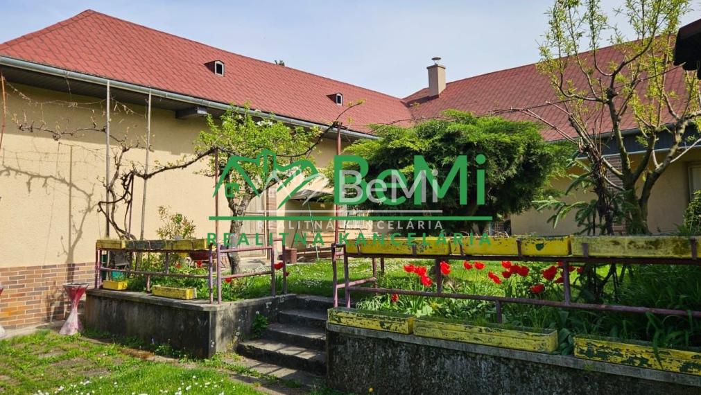 NR - RD - Mojmírovce, centrum obce, 2 bytové jednotky