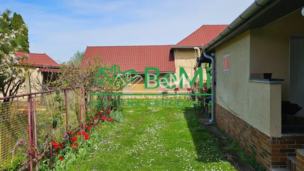 NR - RD - Mojmírovce, centrum obce, 2 bytové jednotky