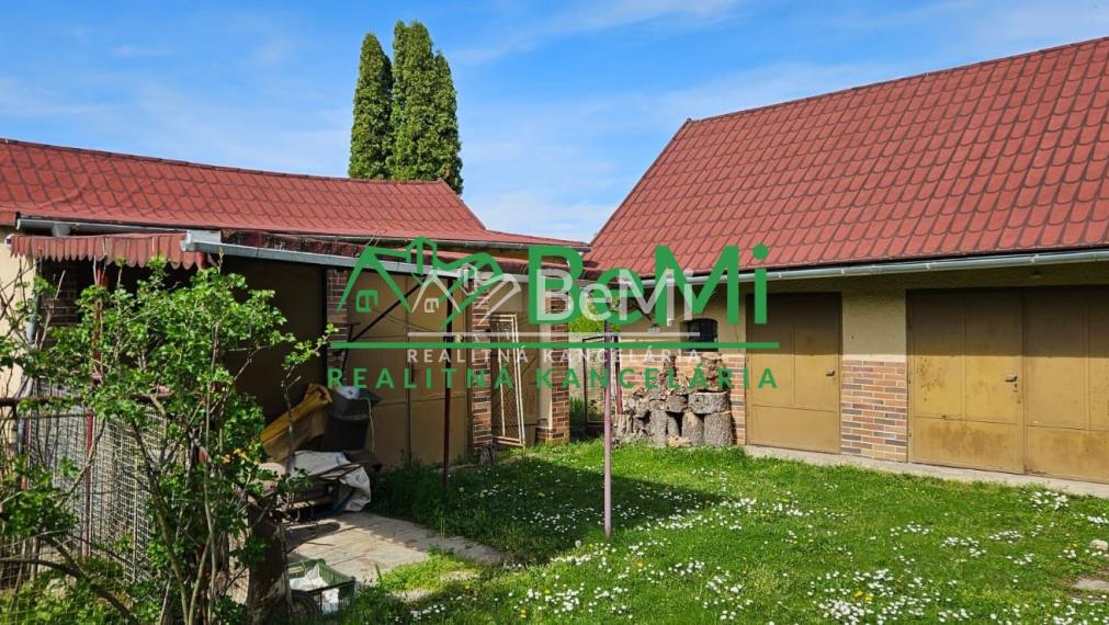 NR - RD - Mojmírovce, centrum obce, 2 bytové jednotky