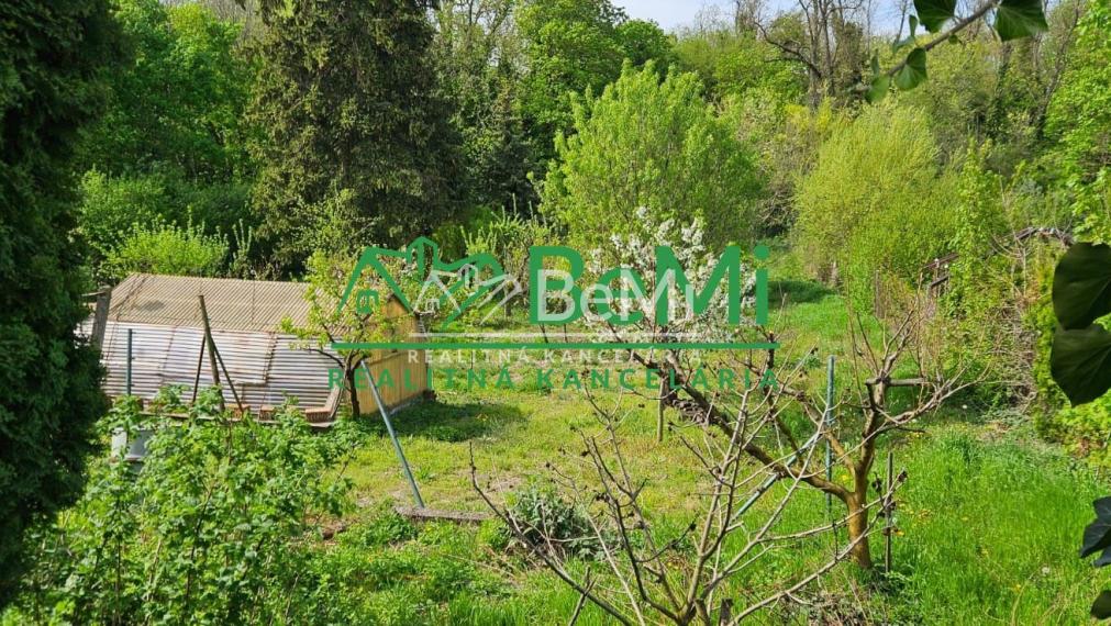 NR - RD - Mojmírovce, centrum obce, 2 bytové jednotky