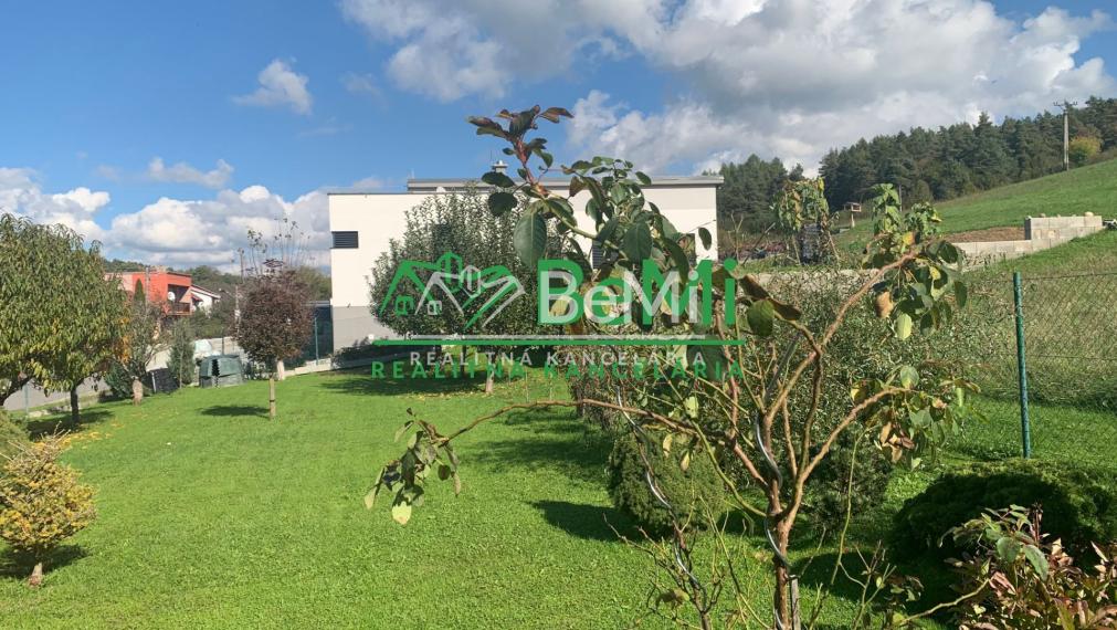 Stavebný, slnečný pozemok, 292 m2 Veľká Lúka