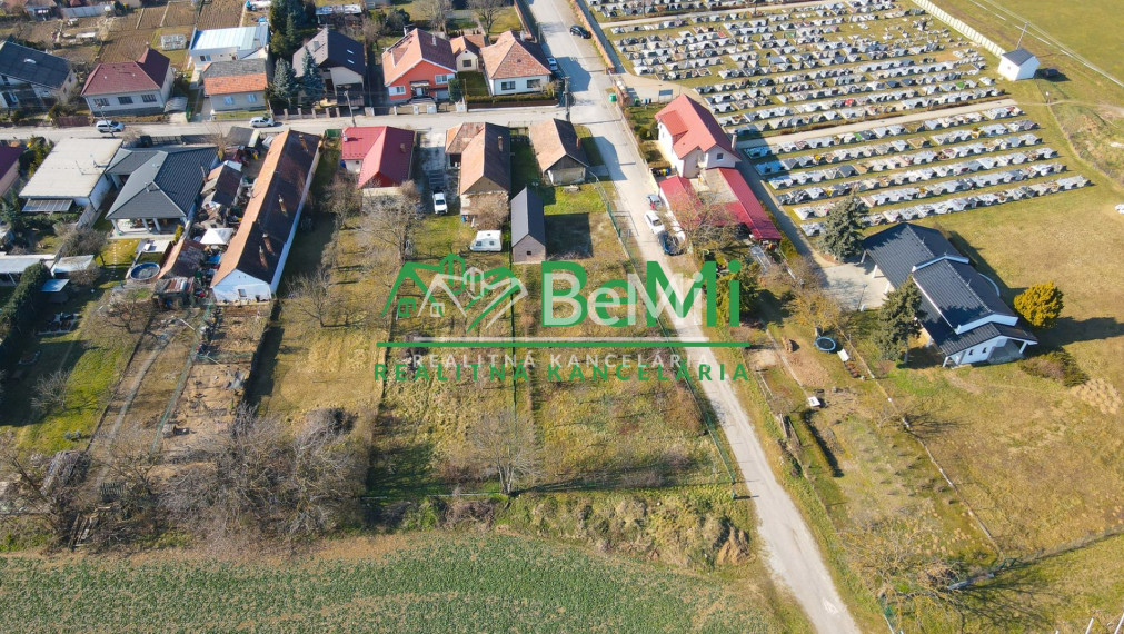 Predaj veľkého pozemku s projektom v obci Jacovce