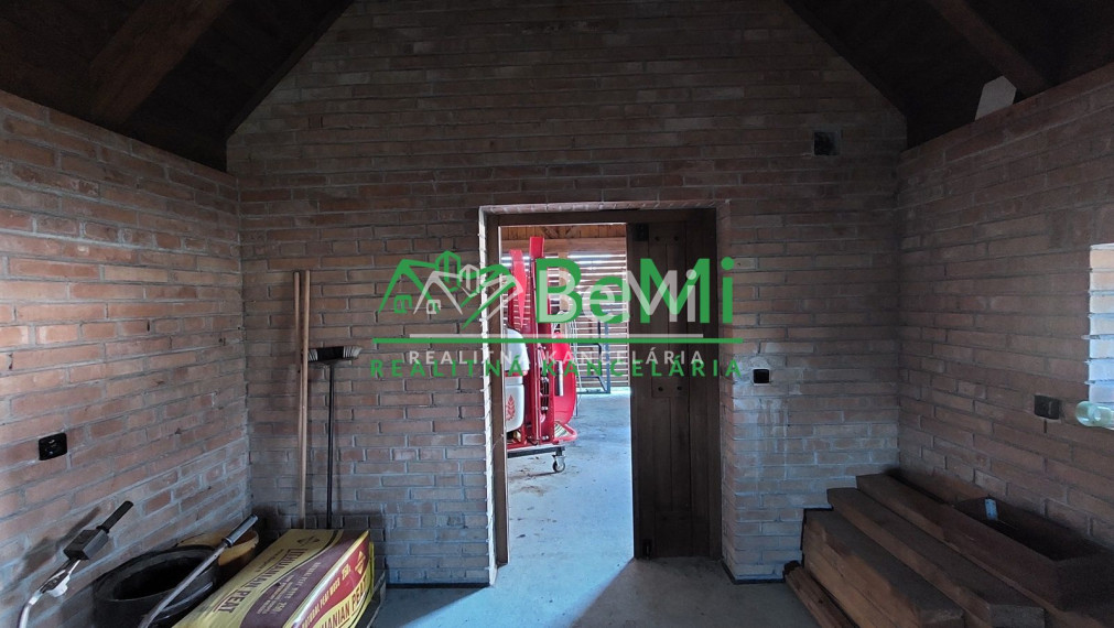 Predaj veľkého pozemku s projektom v obci Jacovce