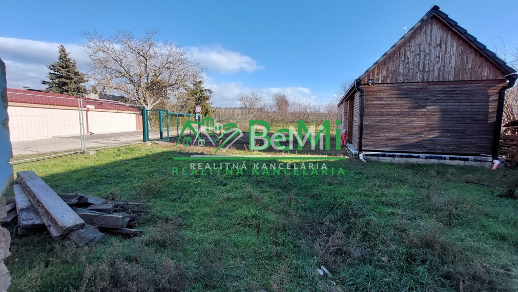 Predaj veľkého pozemku s projektom v obci Jacovce