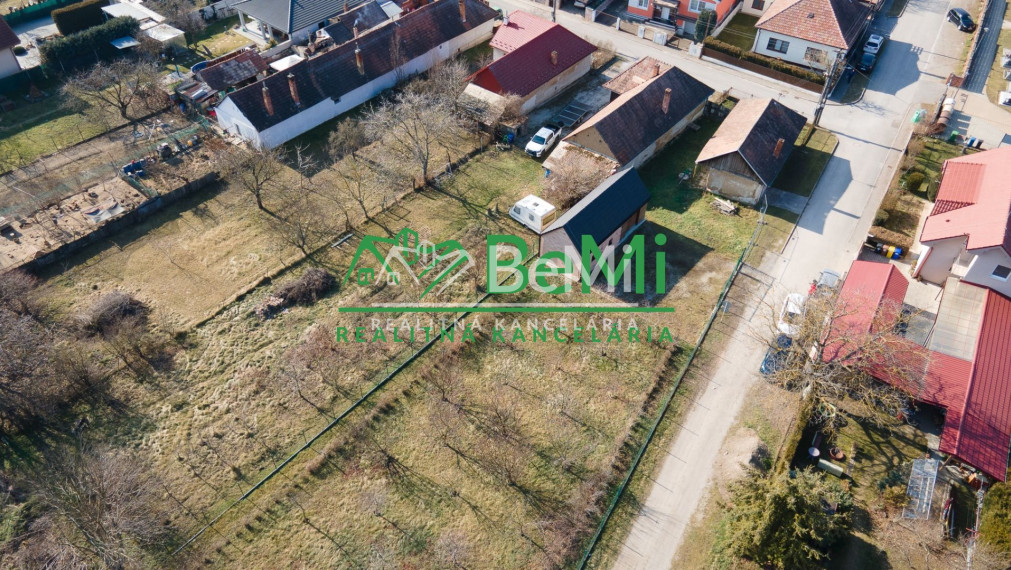 Predaj veľkého pozemku s projektom v obci Jacovce