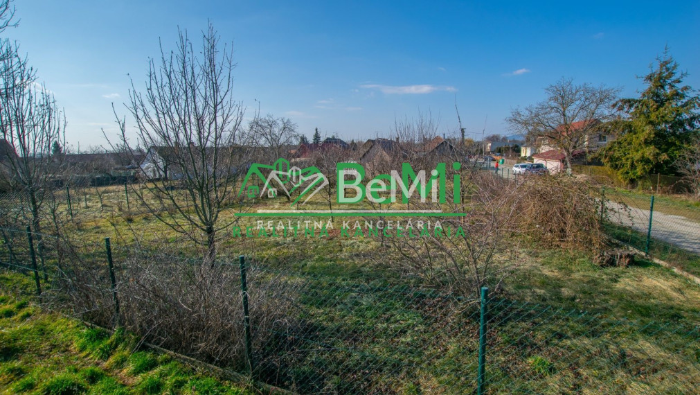 Predaj veľkého pozemku s projektom v obci Jacovce