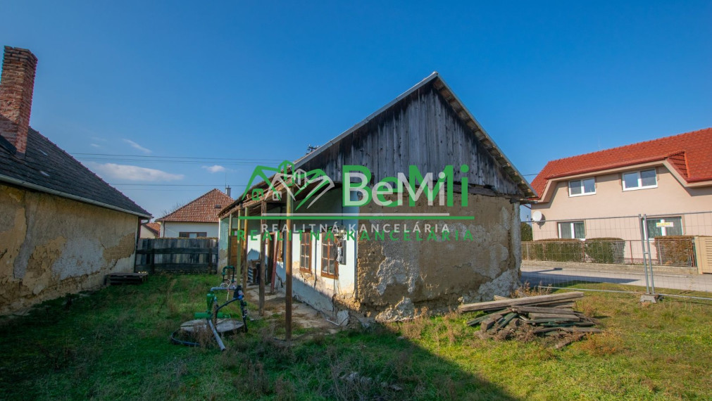 Predaj veľkého pozemku s projektom v obci Jacovce