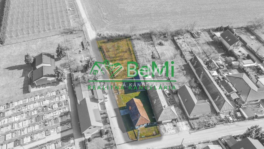 Predaj veľkého pozemku s projektom v obci Jacovce