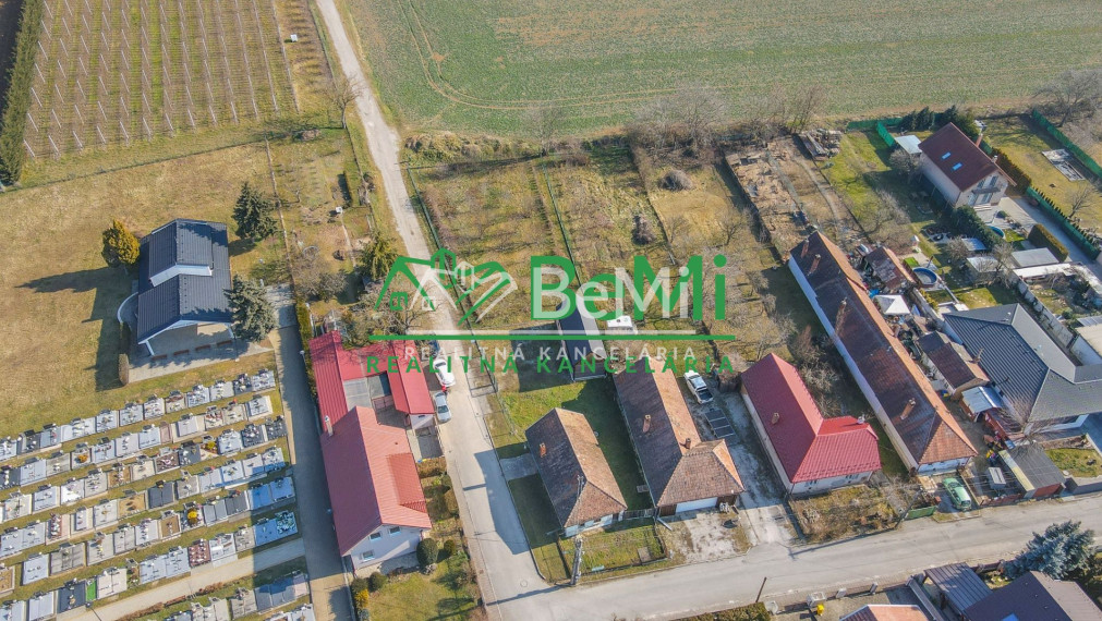 Predaj veľkého pozemku s projektom v obci Jacovce