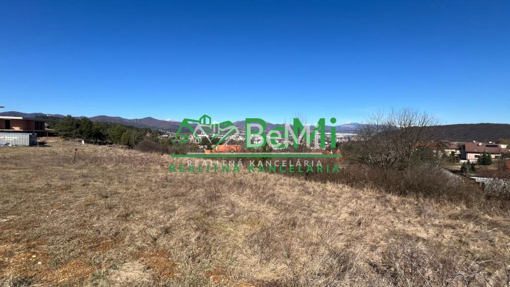 Stavebný pozemok 1208 m2, výhľad na mesto, Banská Bystrica