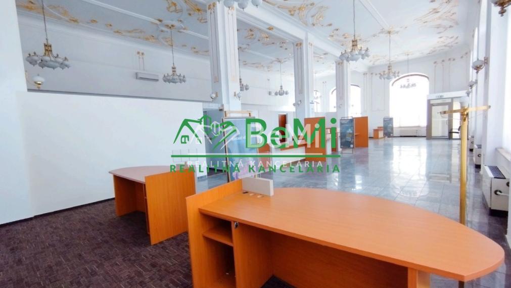 Krásny komerčný /prevádzkový priestor na prenájom-Lučenec