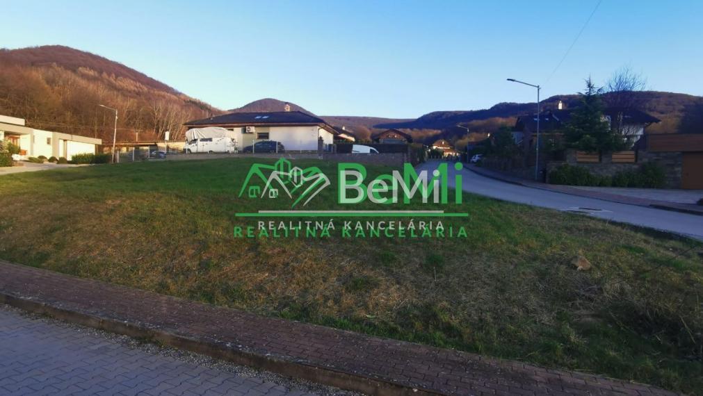 Slnečný pozemok v obci Cígeľ (021-14-ZUPIa)