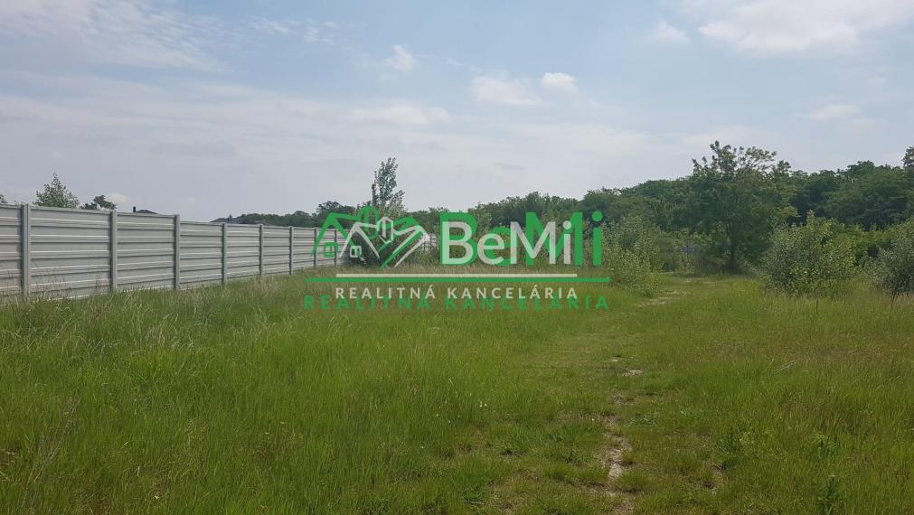 POZEMOK s jazerom...4093m2...Veľké Úľany (168-14-DARE)