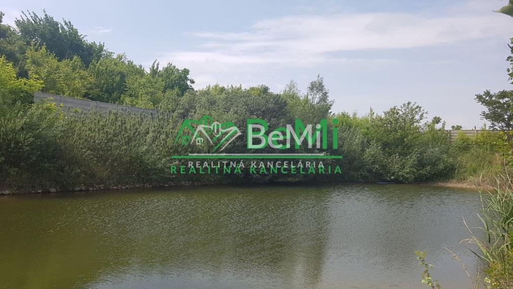 POZEMOK s jazerom...4093m2...Veľké Úľany (168-14-DARE)