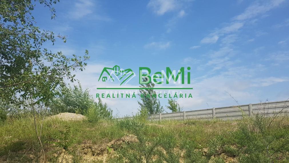 POZEMOK s jazerom...4093m2...Veľké Úľany (168-14-DARE)