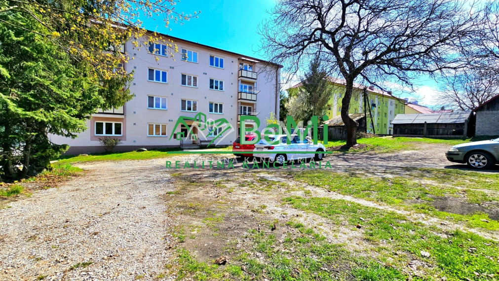 3-IZB.BYT S BALKÓNOM HNÚŠŤA-NA PREDAJ
