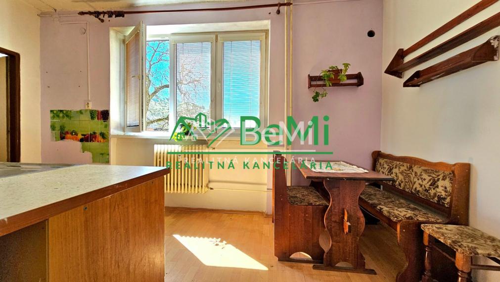 3-IZB.BYT S BALKÓNOM HNÚŠŤA-NA PREDAJ