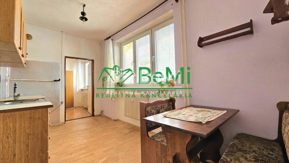 3-IZB.BYT S BALKÓNOM HNÚŠŤA-NA PREDAJ