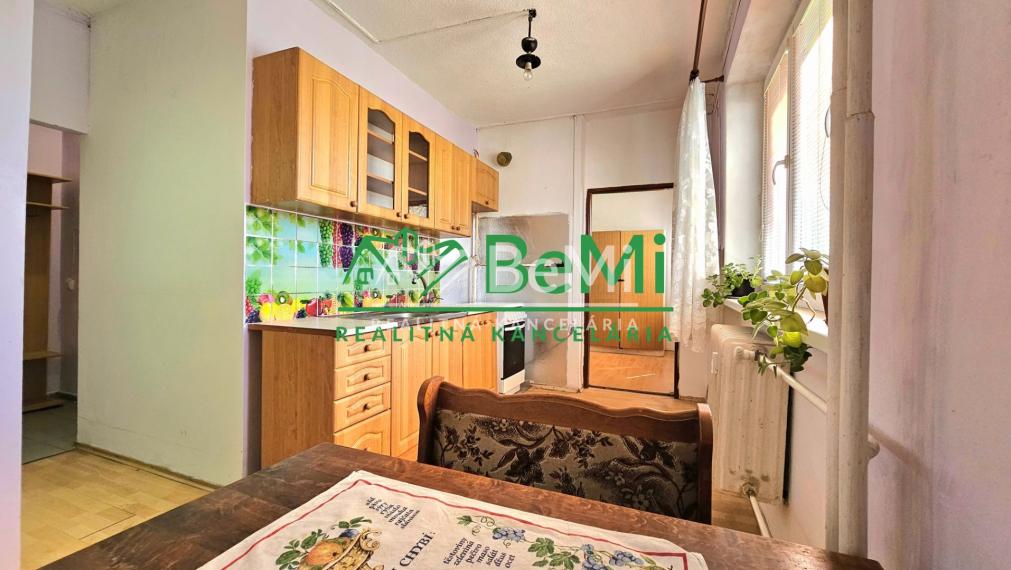3-IZB.BYT S BALKÓNOM HNÚŠŤA-NA PREDAJ