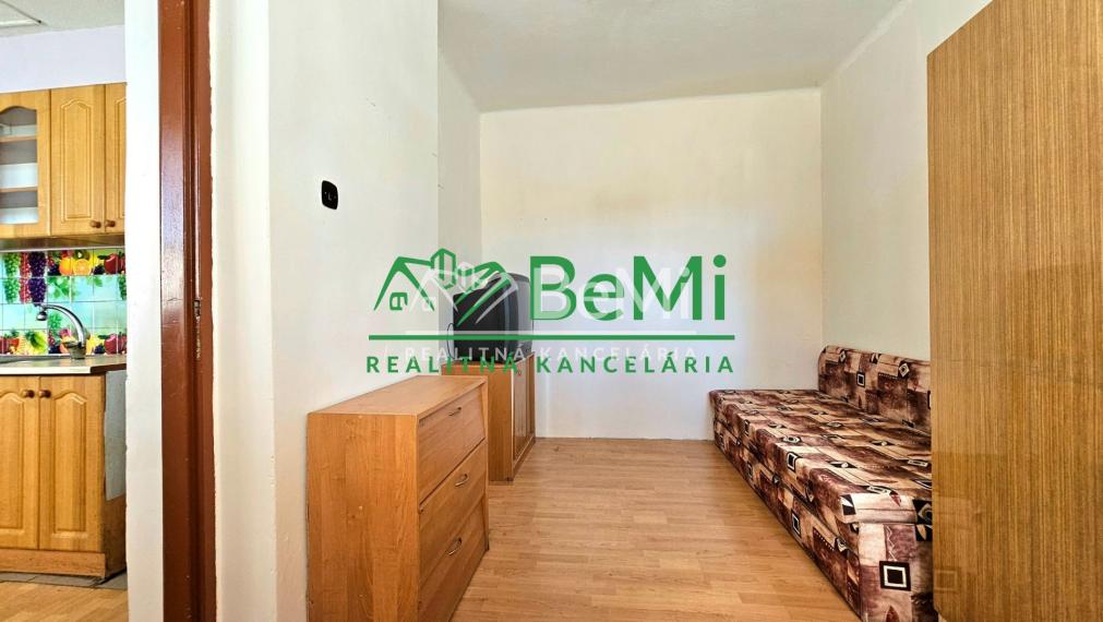 3-IZB.BYT S BALKÓNOM HNÚŠŤA-NA PREDAJ
