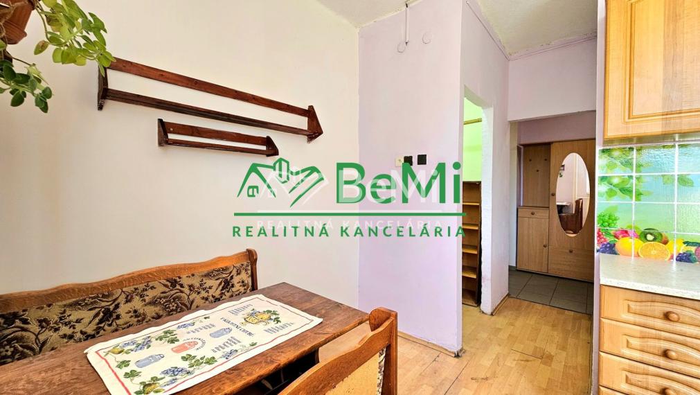 3-IZB.BYT S BALKÓNOM HNÚŠŤA-NA PREDAJ