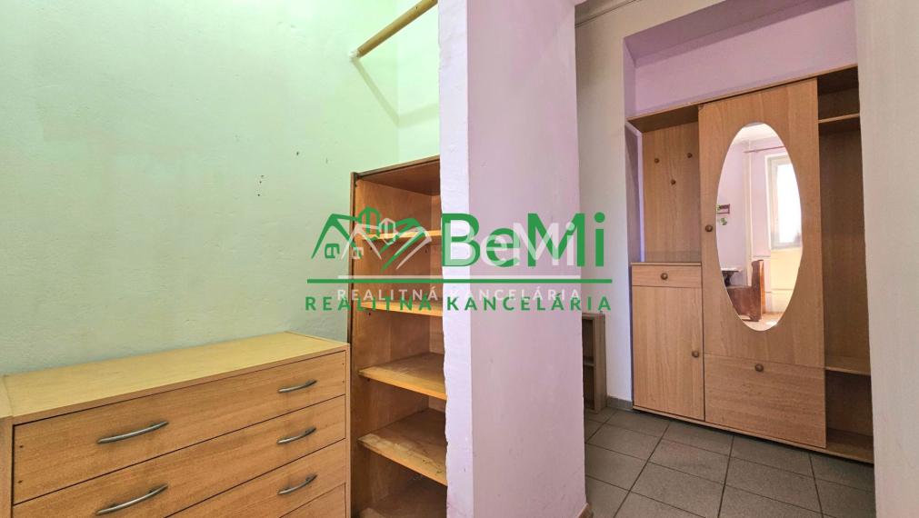 3-IZB.BYT S BALKÓNOM HNÚŠŤA-NA PREDAJ