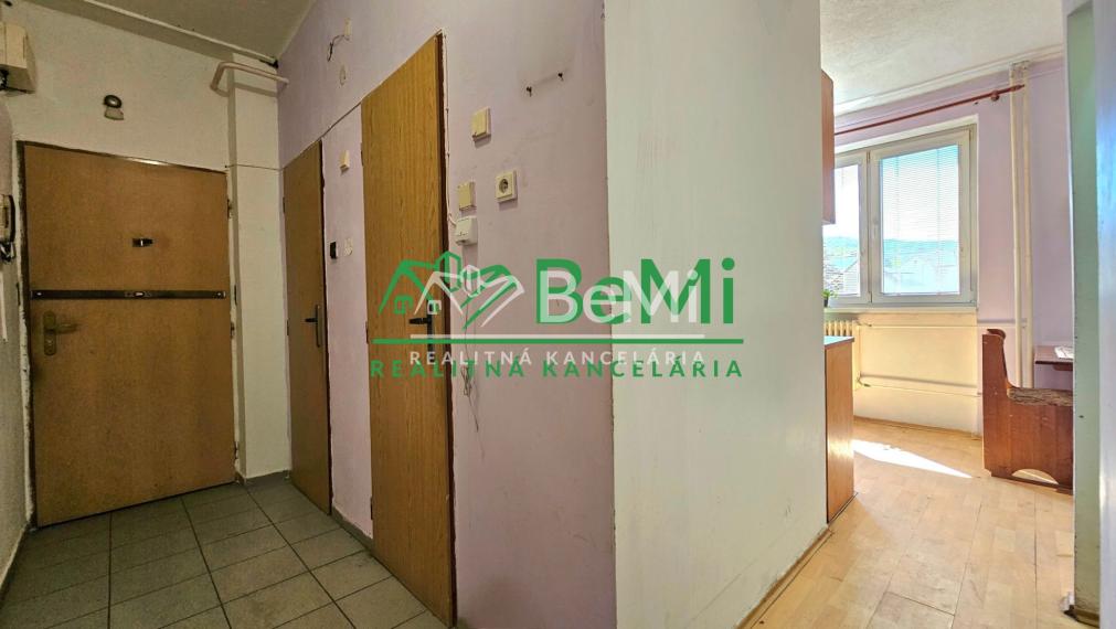 3-IZB.BYT S BALKÓNOM HNÚŠŤA-NA PREDAJ