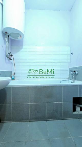 3-IZB.BYT S BALKÓNOM HNÚŠŤA-NA PREDAJ