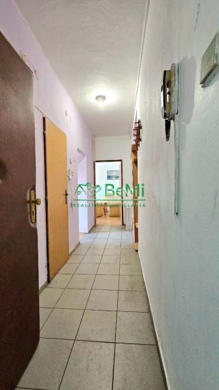 3-IZB.BYT S BALKÓNOM HNÚŠŤA-NA PREDAJ