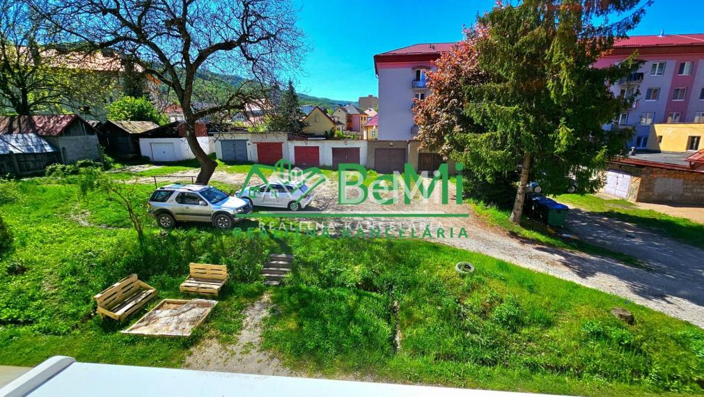 3-IZB.BYT S BALKÓNOM HNÚŠŤA-NA PREDAJ