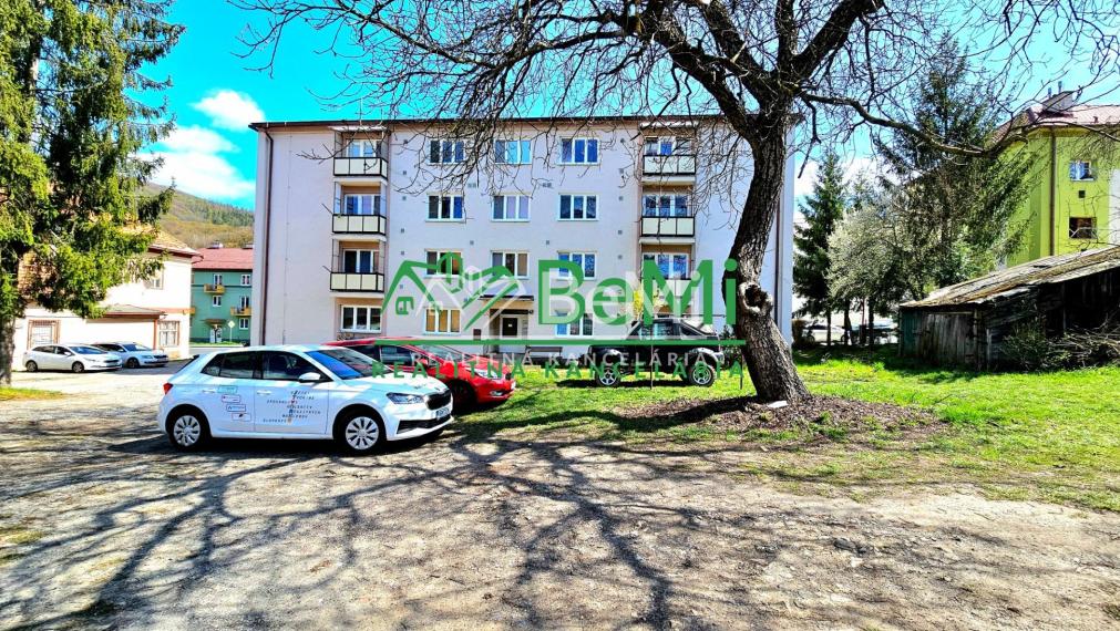3-IZB.BYT S BALKÓNOM HNÚŠŤA-NA PREDAJ