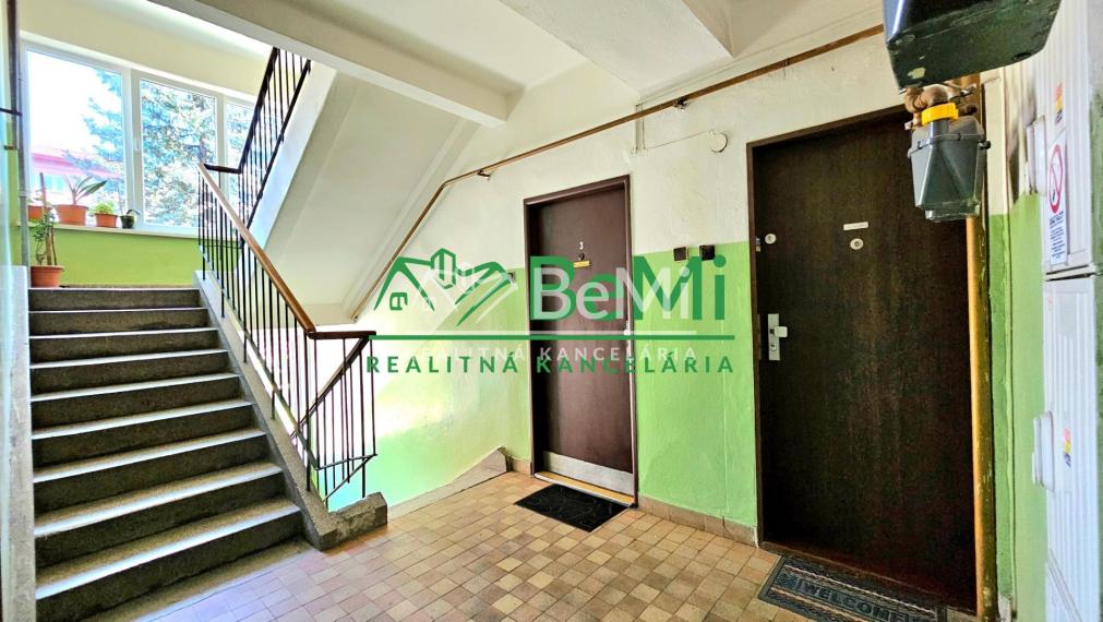 3-IZB.BYT S BALKÓNOM HNÚŠŤA-NA PREDAJ