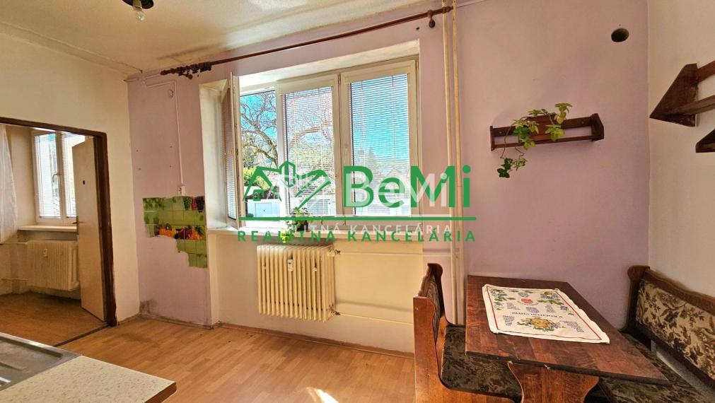 3-IZB.BYT S BALKÓNOM HNÚŠŤA-NA PREDAJ