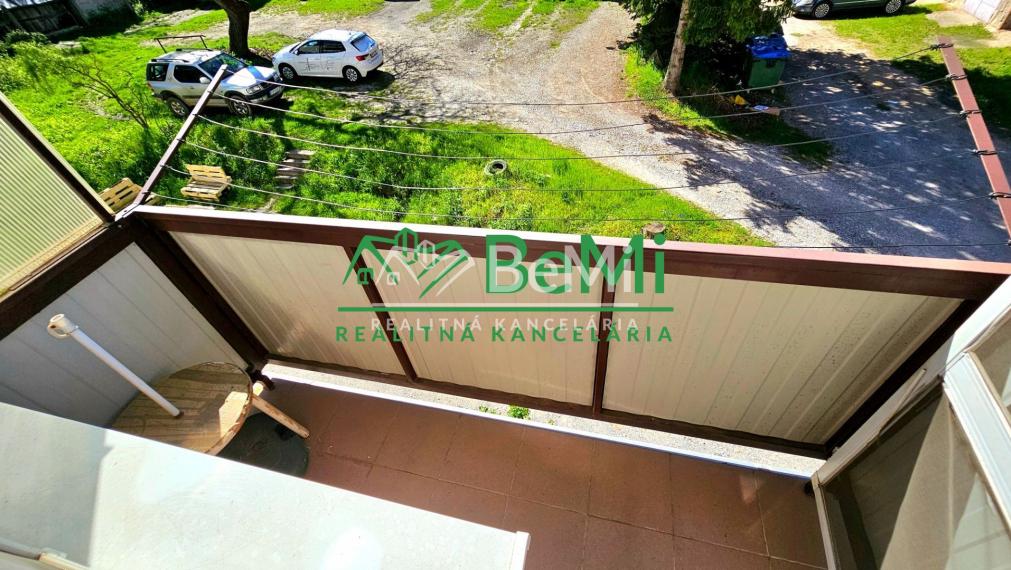 3-IZB.BYT S BALKÓNOM HNÚŠŤA-NA PREDAJ