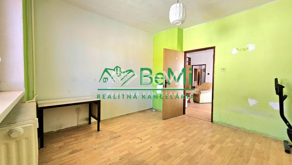 3-IZB.BYT S BALKÓNOM HNÚŠŤA-NA PREDAJ