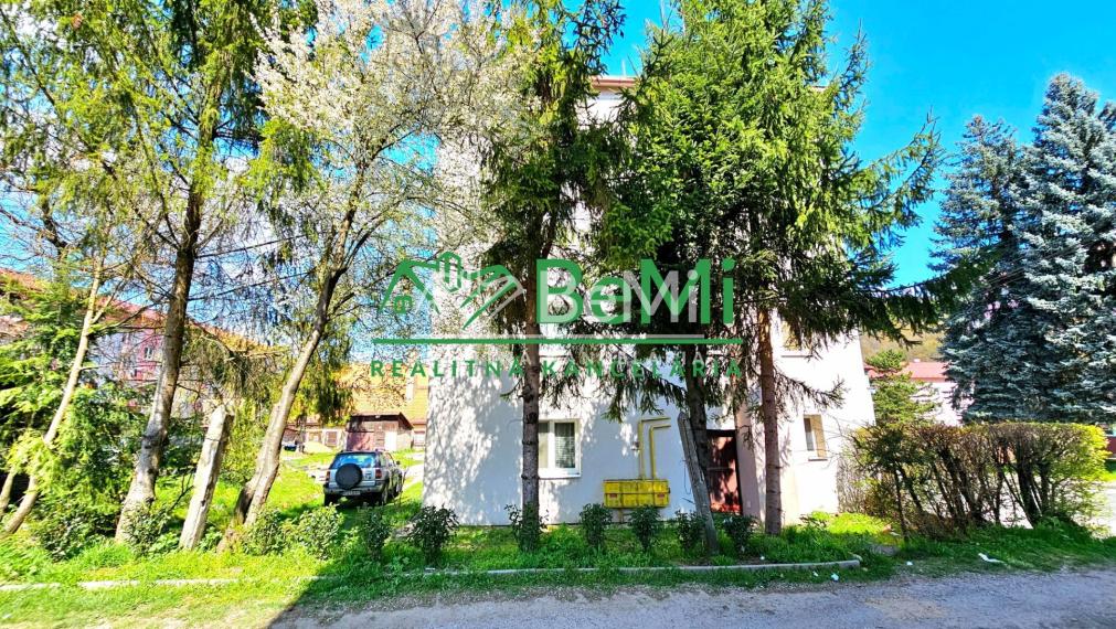 3-IZB.BYT S BALKÓNOM HNÚŠŤA-NA PREDAJ