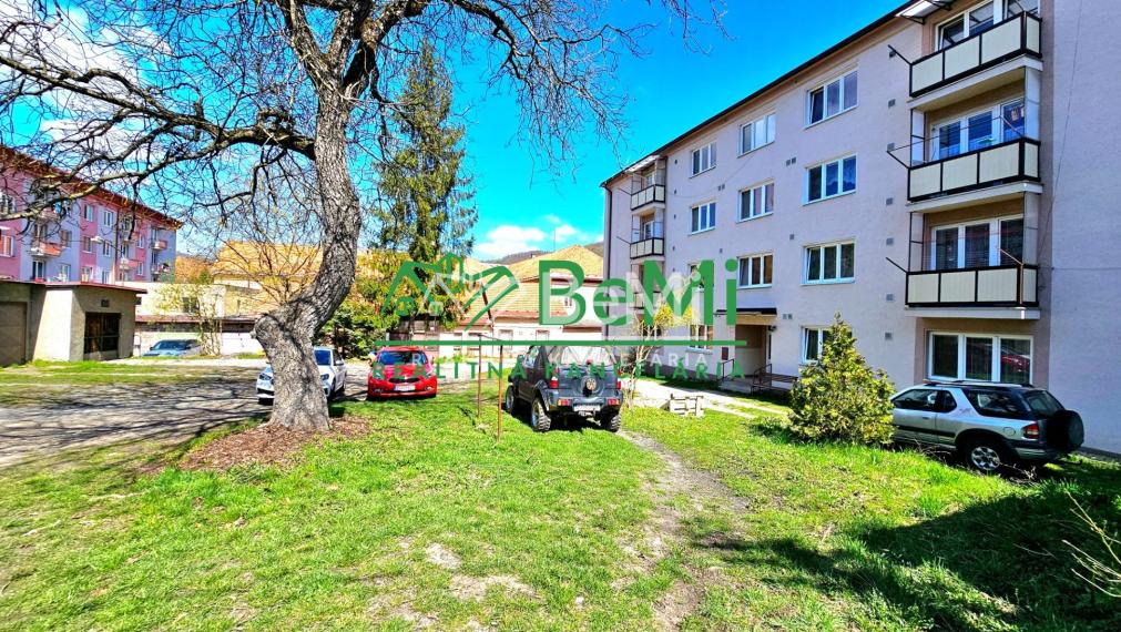 3-IZB.BYT S BALKÓNOM HNÚŠŤA-NA PREDAJ